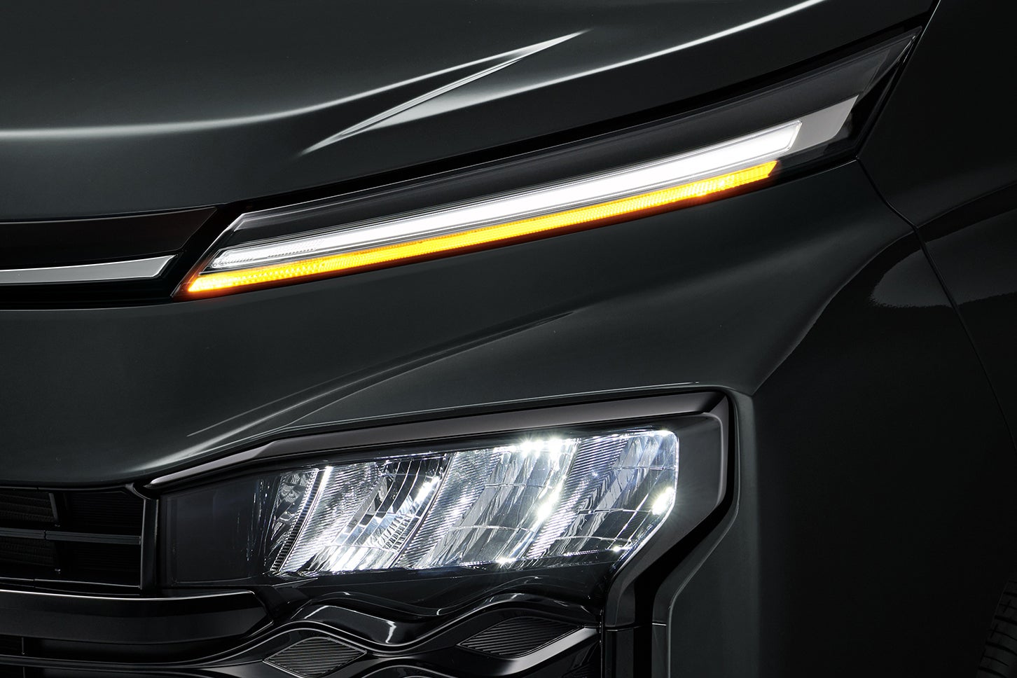 トヨタ・ヴォクシー｜リフレクター式LEDヘッドランプ（マニュアルレベリング機能付）＋LEDターンランプ＋LEDクリアランスランプ：全車に標準装備