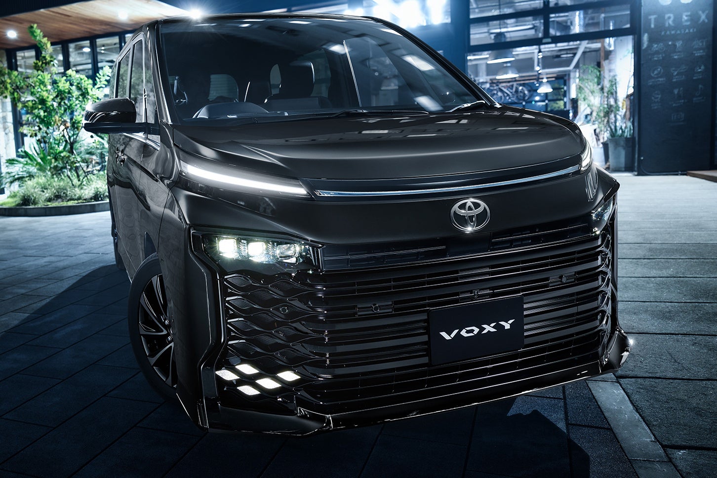 トヨタ・ヴォクシー｜フロントグリル（ブラック加飾）：全車標準装備