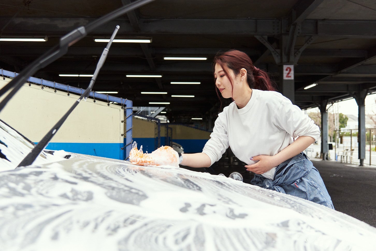 たっぷりの泡を含ませたスポンジを使って、ボディを優しく洗うと傷がつきにくいです。