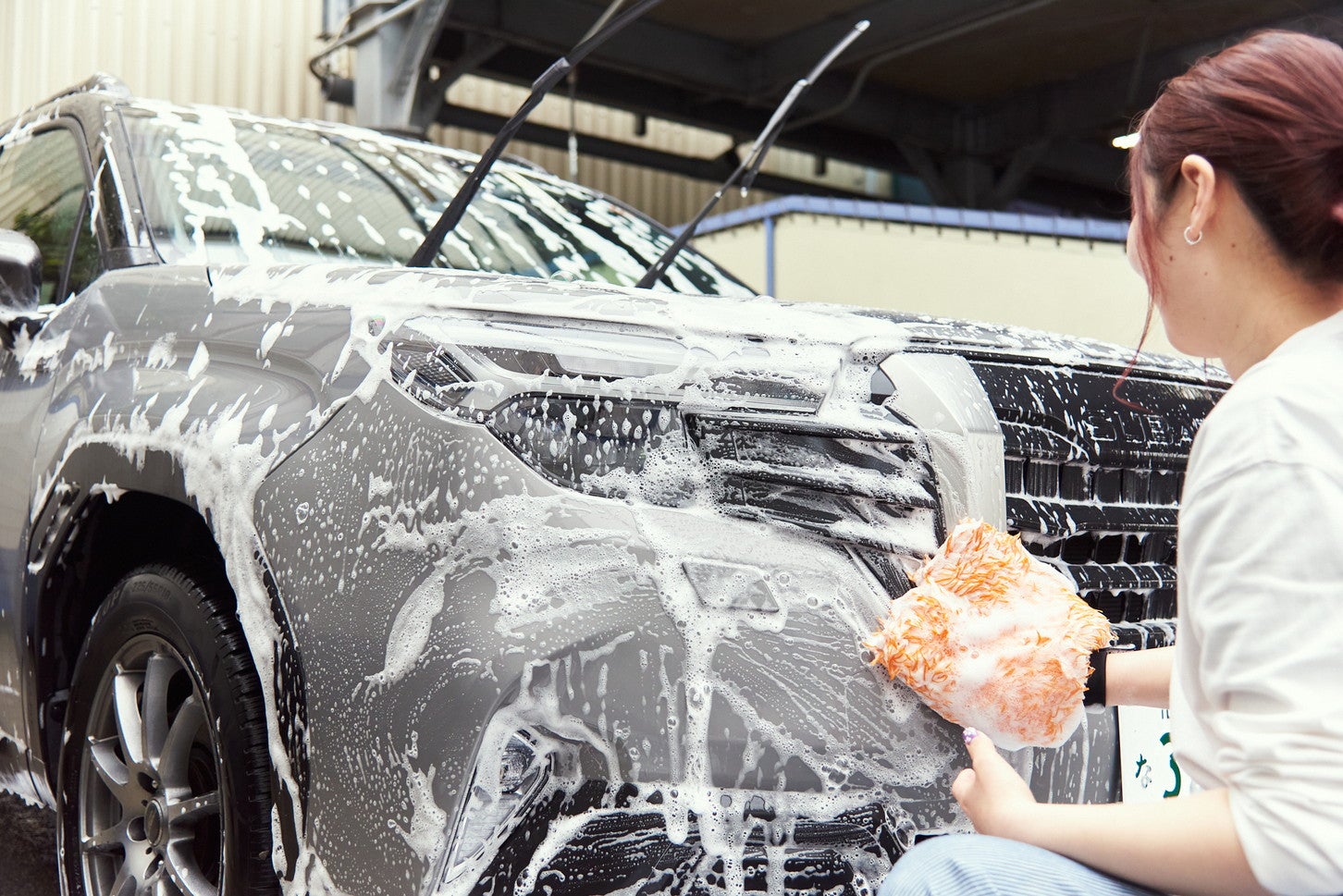 グリルやエンブレムなど、凸凹した部分には汚れが溜まりやすいので入念に。