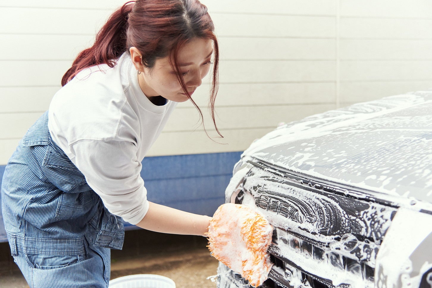 グリルやエンブレムなど、凸凹した部分には汚れが溜まりやすいので入念に。