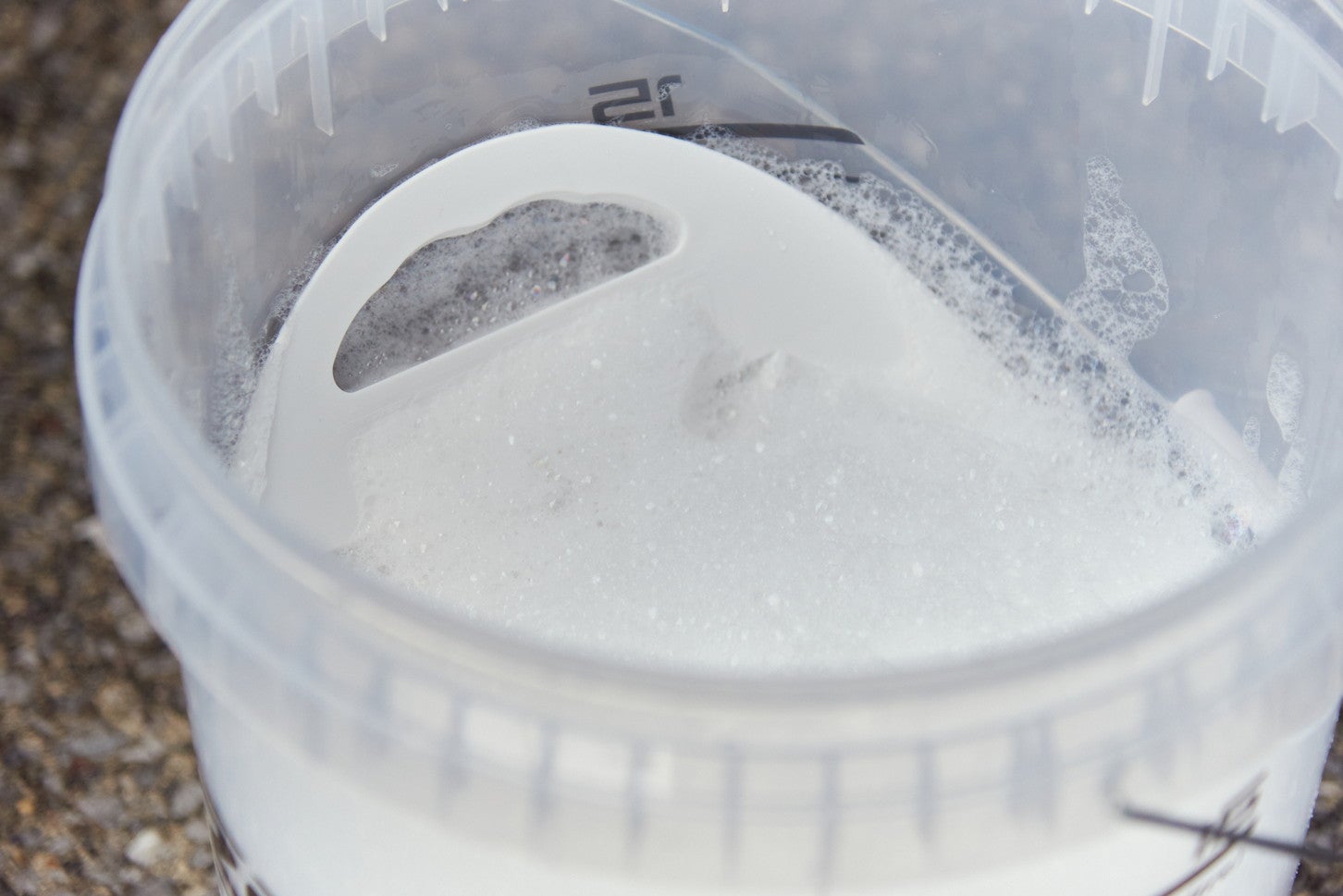 バケツの中の白い板が「CRUZARD バケツフィルター」です。