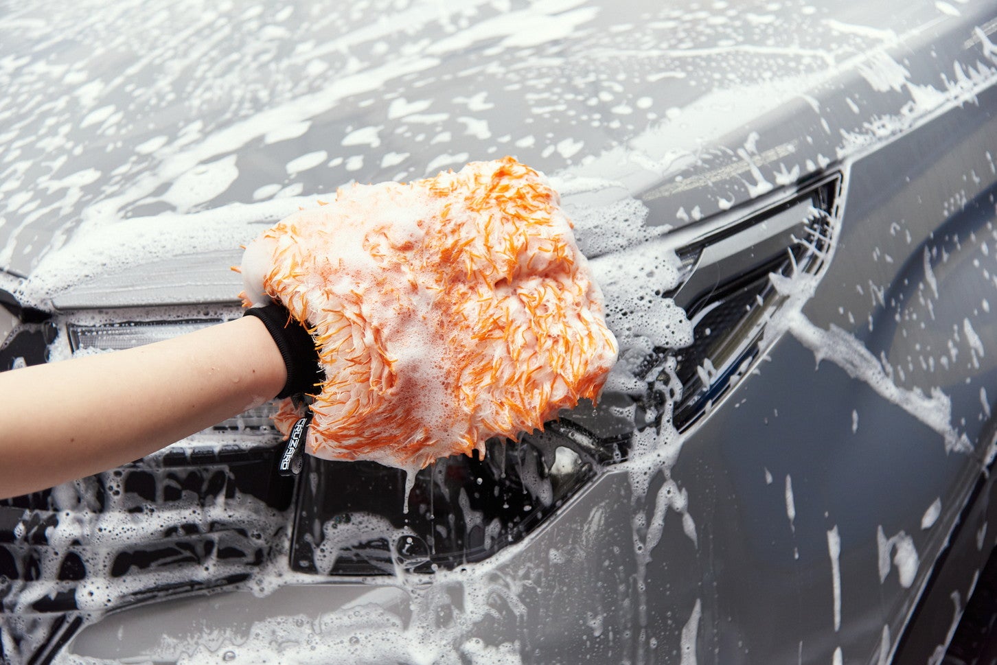 「先割れスポンジミット」は、手にはめるタイプなので落下の心配なく扱えます。