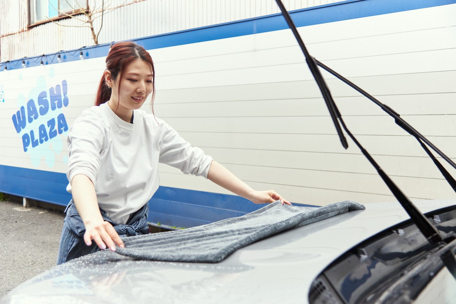 ボンネットのような広い面は、クロスを広げて置き、奥から手前にゆっくりと滑らせるのがコツです。