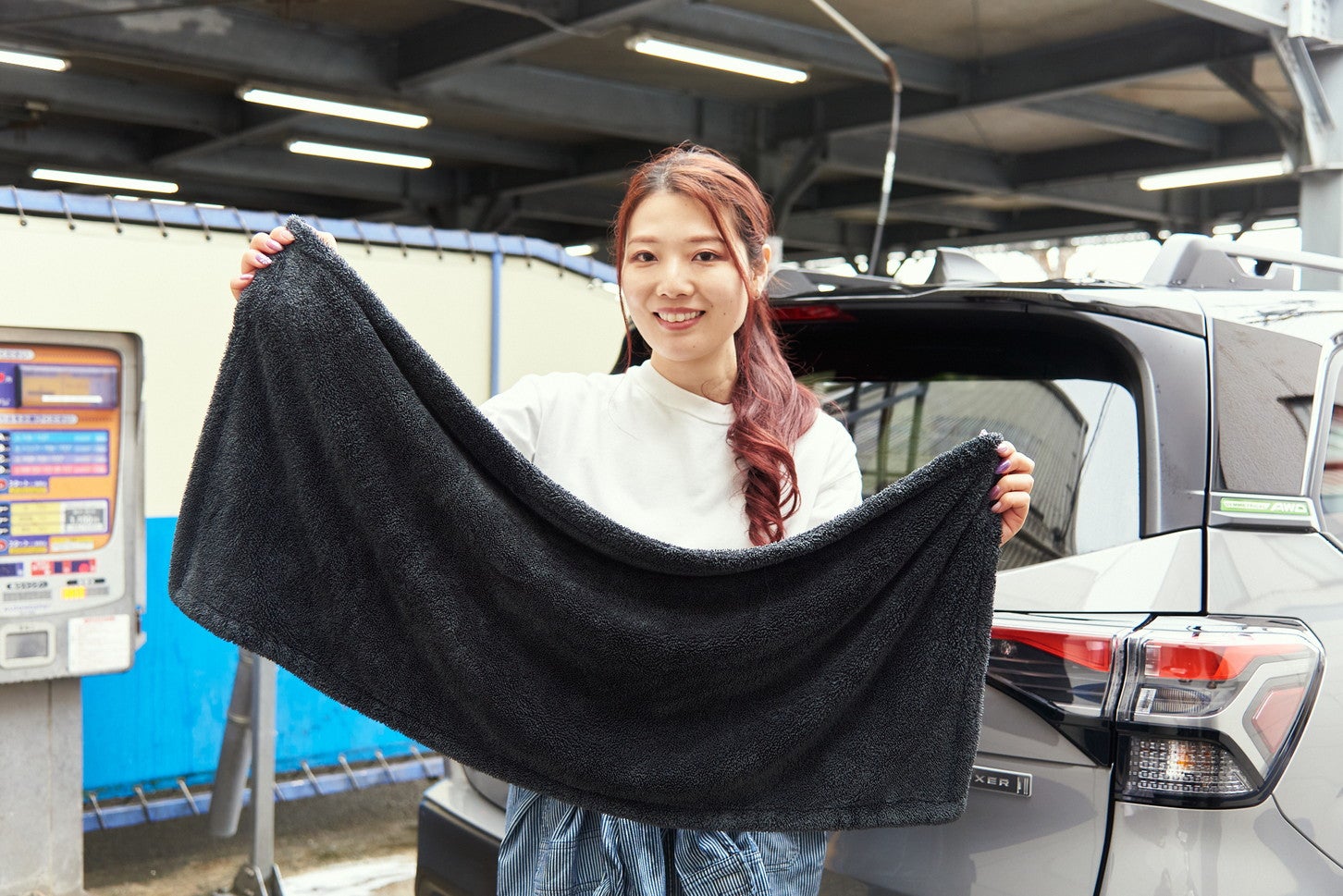 コメリの「ネコソギドライクロス」は大判なので、普通車クラスなら1枚で拭き上げられます。