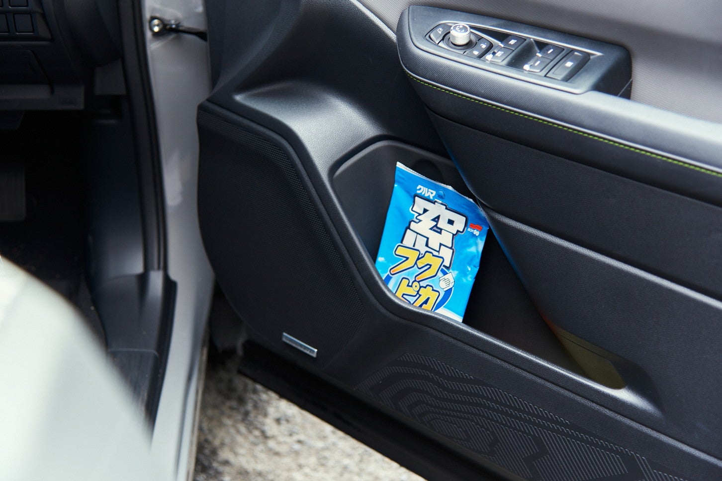 ちょっとした汚れを落とす用に、窓拭きシートなどを忍ばせておくと便利です。