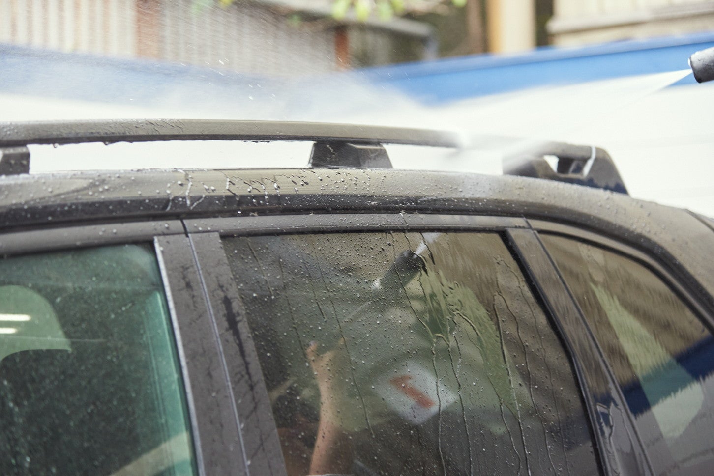 予洗いで砂や泥を落としておかないと、スポンジでこすって傷の原因になります。