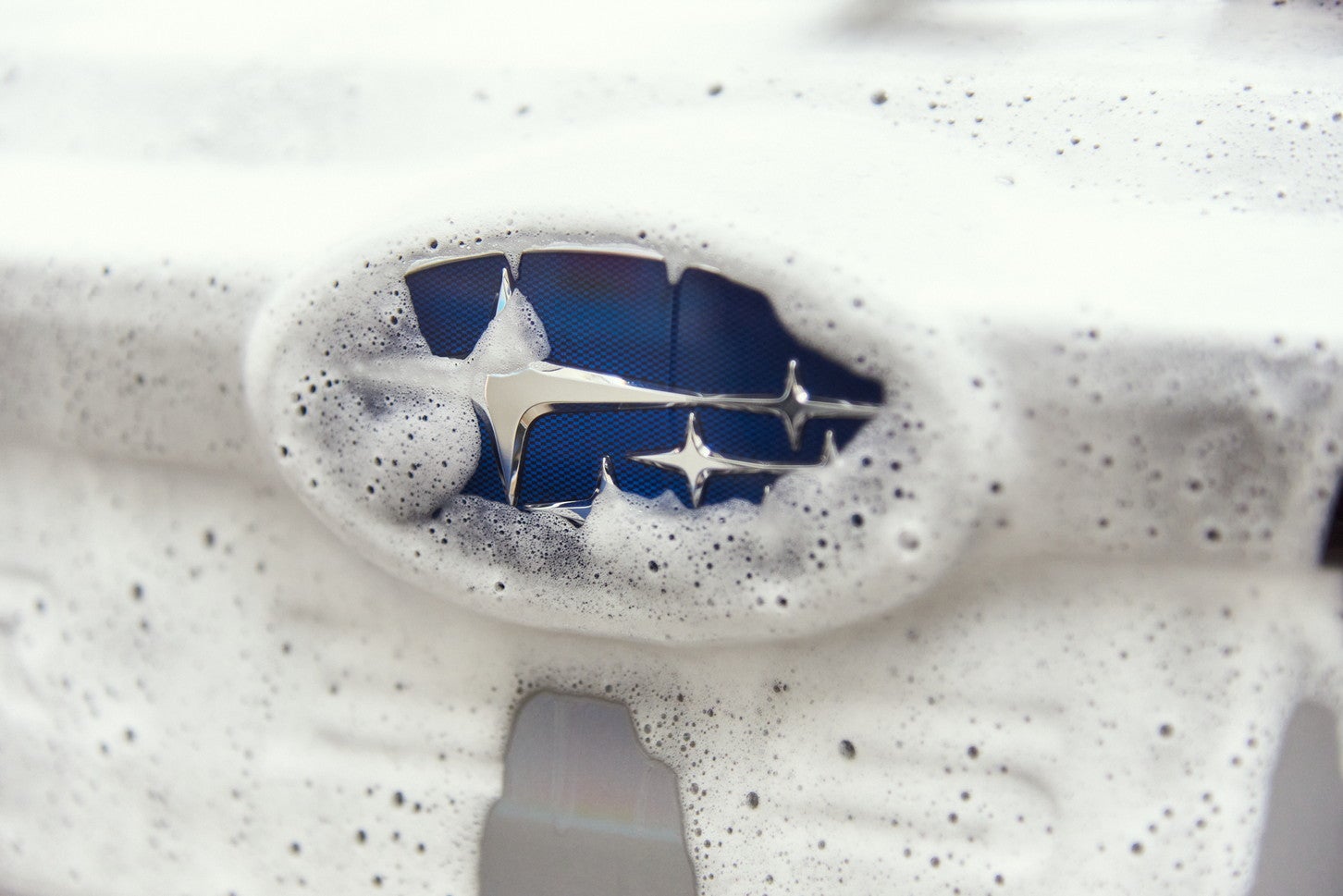 泡で包まれた愛車のエンブレムもなんだか可愛く見えてきます。