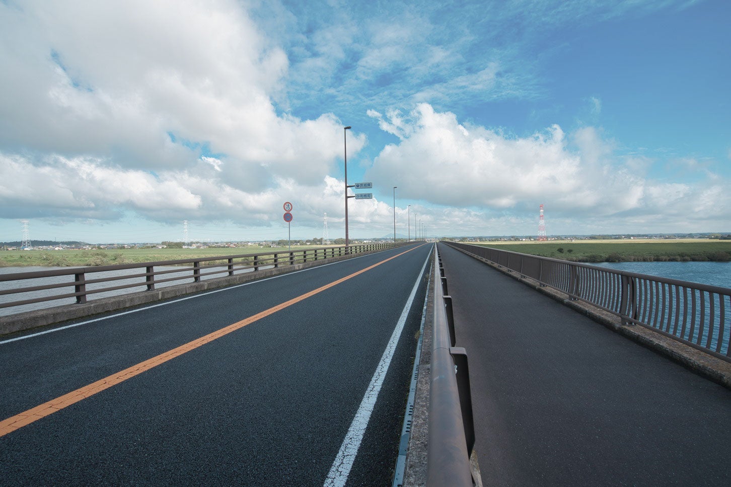 利根川を渡る「若草大橋有料道路」もその一部だ。(c)Tsutomu – stock.adobe.com