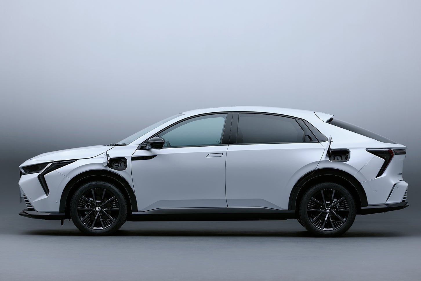 ホンダ・インサイト｜普通充電ポート（フロント側）／急速充電ポート（リヤ側）