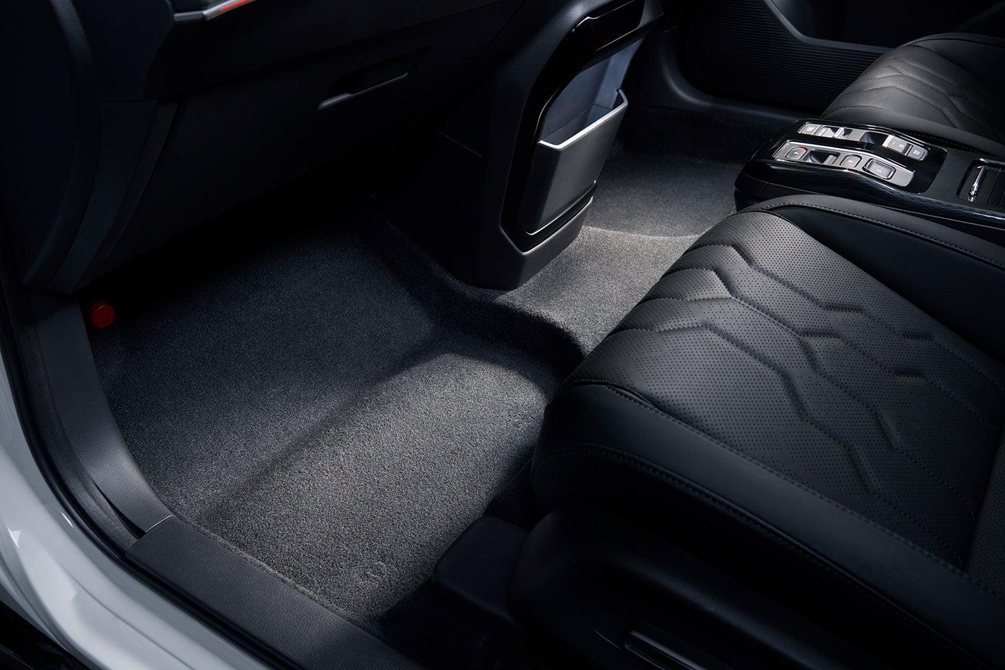 ホンダ・インサイト｜前席サイドウォークスルー