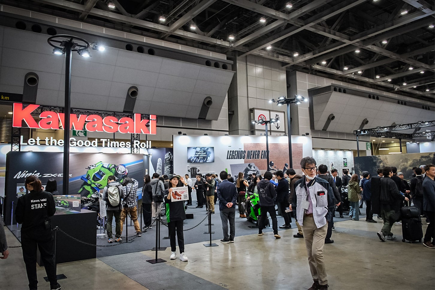 東京モーターサイクルショー2026 カワサキブースの様子。ZシリーズやBimotaの最新モデルも展示されていたが、明らかにNinjaシリーズを強調したレイアウトだった。