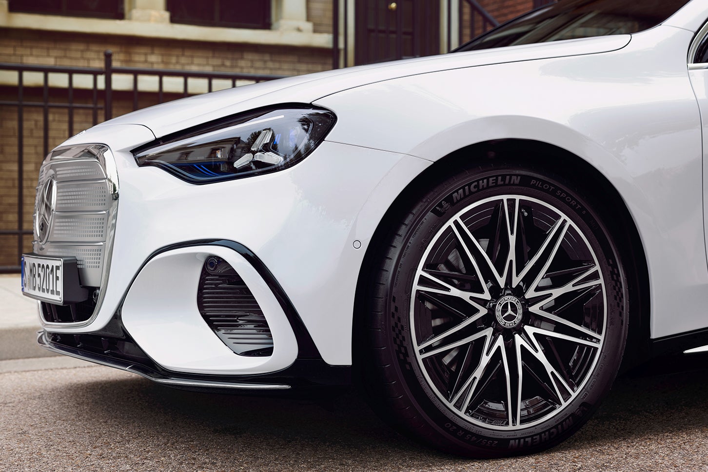 メルセデス・ベンツC 400 4マチック エレクトリック｜Mercedes-Benz C 400 4MATIC Electric