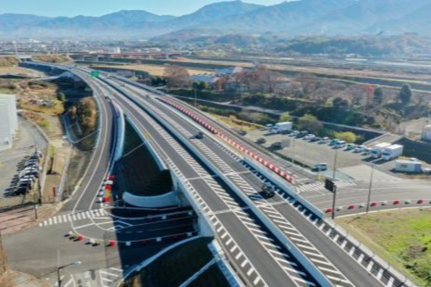 新山梨環状道路 東部区間(西下条~落合西IC)の様子。