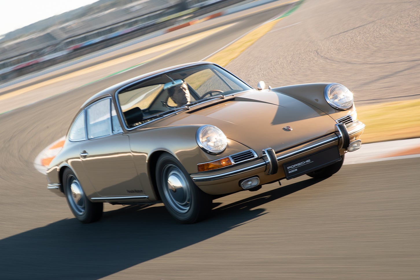 901型ポルシェ911 2.0（初代）｜初代901型ではフロントバンパーの左右に計11kgの重りを仕込み、リヤヘビーのネガティブな挙動を抑え込んだ