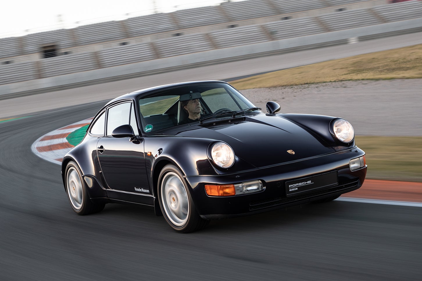 964型ポルシェ911カレラ4（3代目）｜3代目の964型で同車発となる4WDモデル「カレラ4」が登場。リヤヘビーの緩和にも寄与した