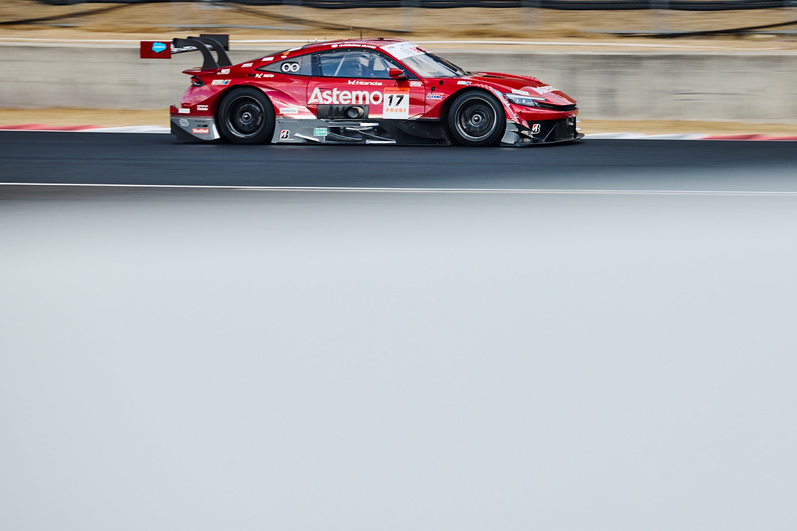 カーボン製のものコックを核とするGT500マシーンは基本的に左ハンドル仕様で右サイドのドアの中ほどに排気口が備わっている。サイドシル付近の空力の処理にも注目してほしい。