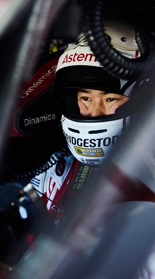サイドウォールが高く立ち上がったカーボンモノコックが入っているため、思いのほか狭いGT500のコクピット。ハーネスを締め込んだ瞬間、塚越選手の表情が精悍になる。