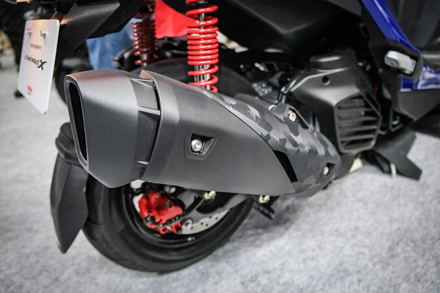 新型シグナスXの各所にちりばめられたカモフラ柄も、良いアクセントとなっている