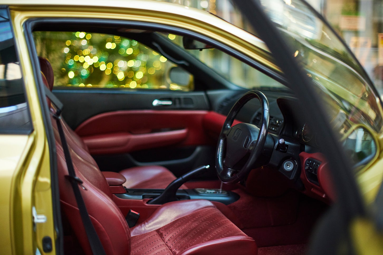 金色のボディと深みのある赤い内装とのギャップがいいですね。これで標準設定色だというから驚きです。