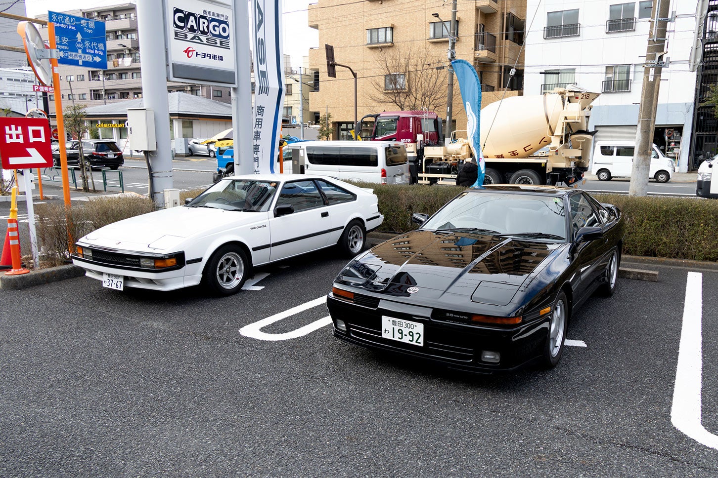 70スープラの隣に停まっているのはセリカXX！ トヨタ製スペシャルティカーの血脈を感じる素敵な並びです。