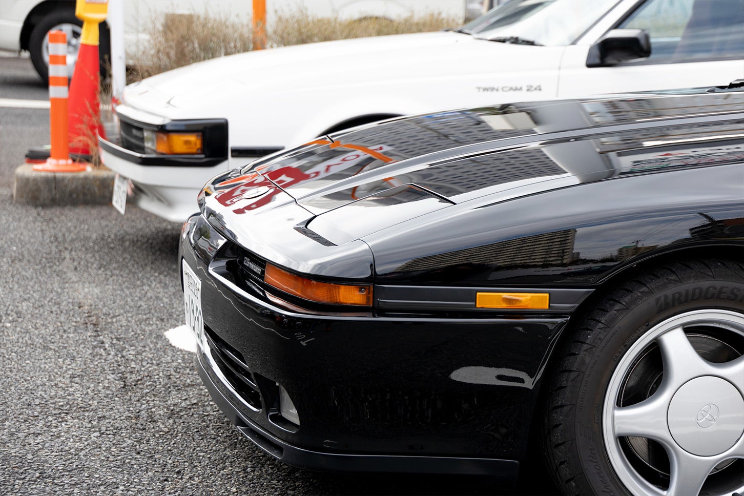 70スープラの隣に停まっているのはセリカXX！ トヨタ製スペシャルティカーの血脈を感じる素敵な並びです。