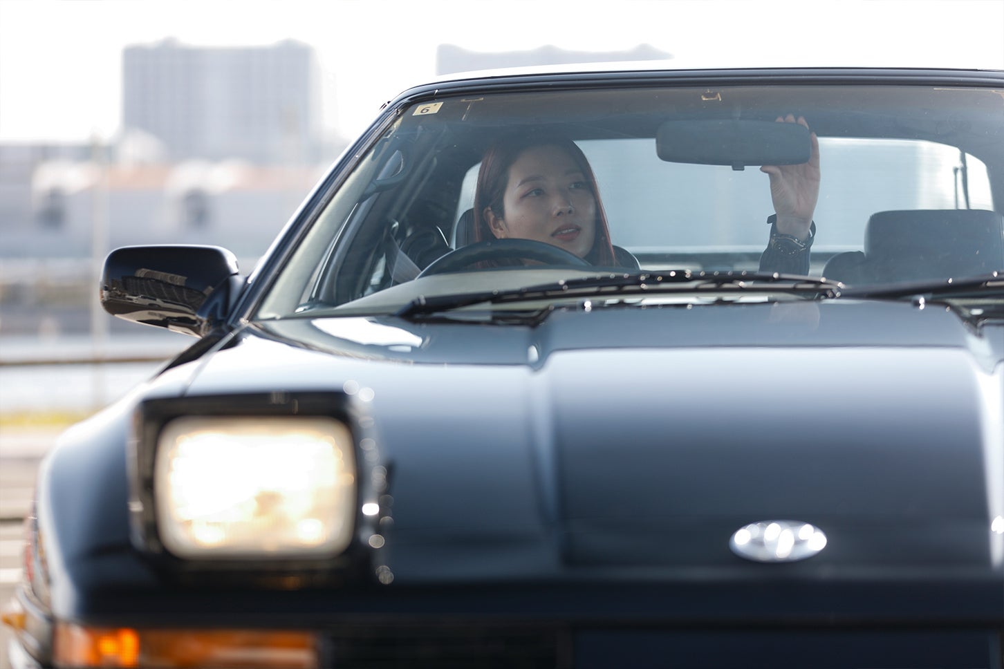 近年の電動調整機能は便利ですが、こうしてひとつひとつ手動でドライビングポジションを合わせていくのも、どこか儀式的な魅力があります。