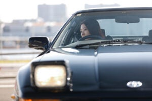 近年の電動調整機能は便利ですが、こうしてひとつひとつ手動でドライビングポジションを合わせていくのも、どこか儀式的な魅力があります。