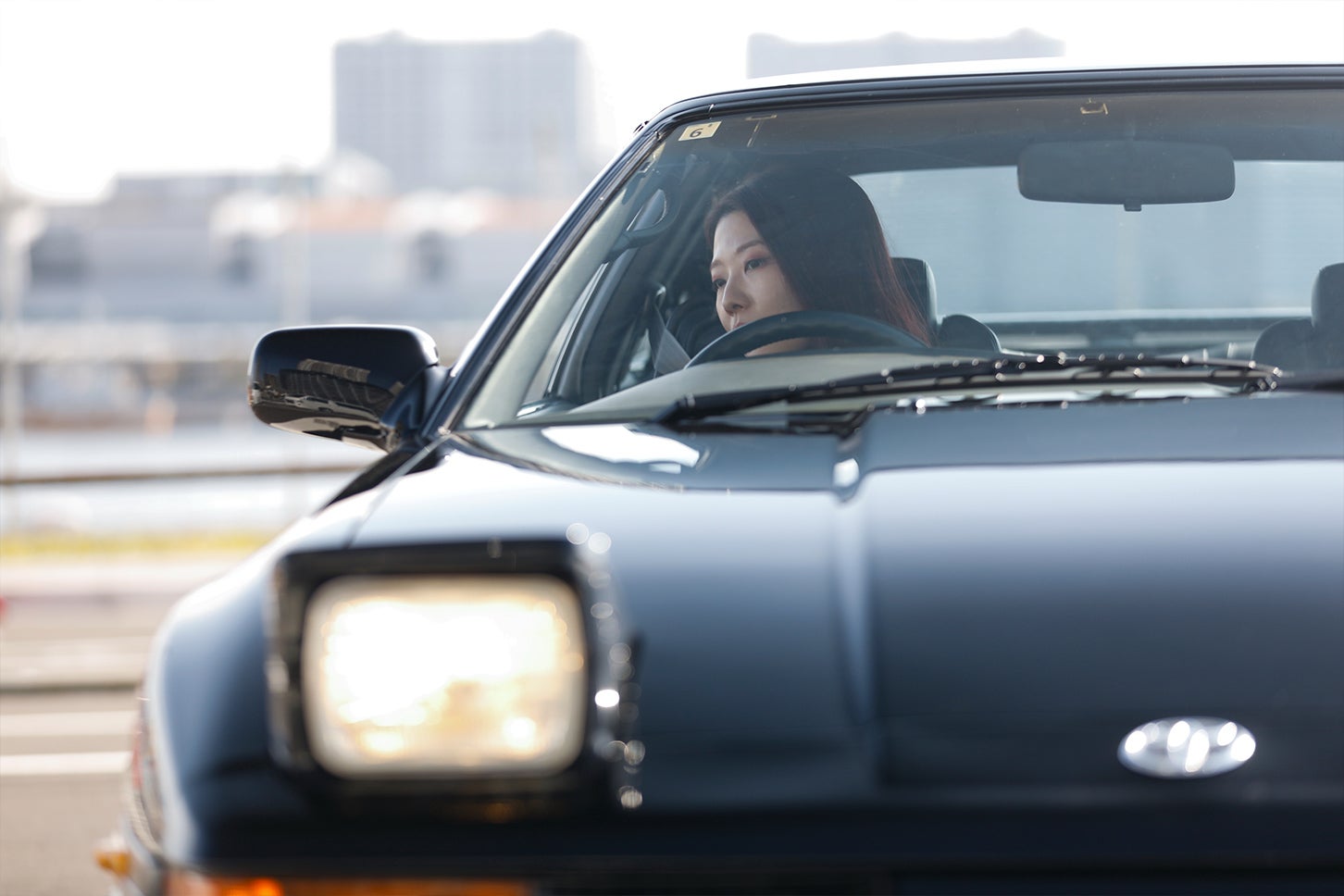 近年の電動調整機能は便利ですが、こうしてひとつひとつ手動でドライビングポジションを合わせていくのも、どこか儀式的な魅力があります。