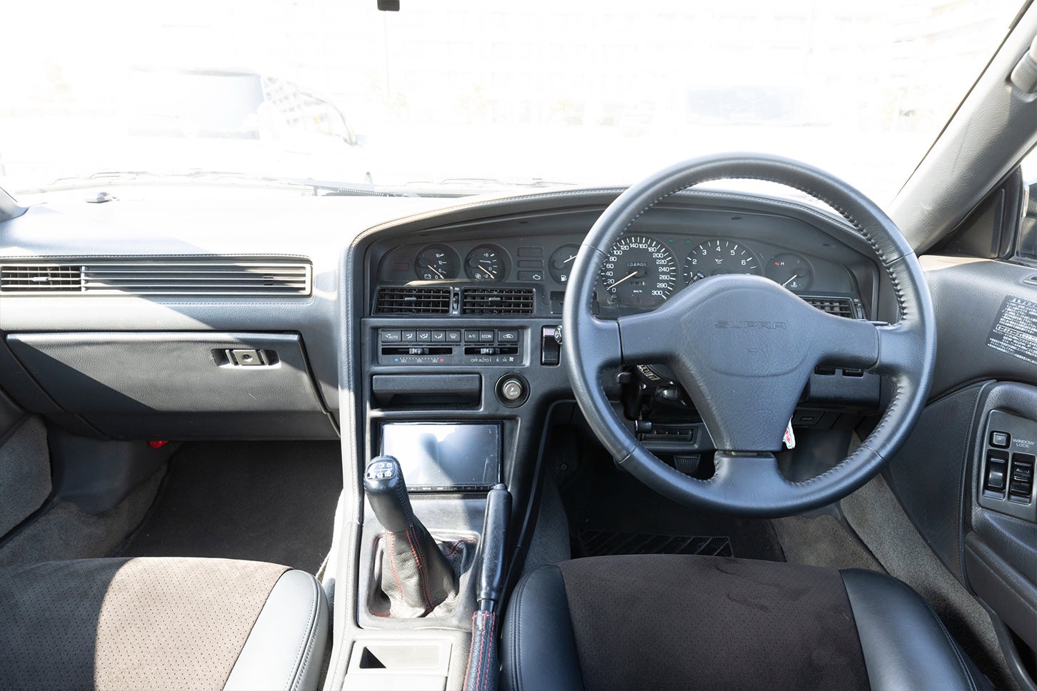 アナログの計器類が並ぶメーターパネルに囲まれると、「よし、走るぞ！」と背中を押されるような感覚があります。ドライバーが見やすいよう角度がつけられている点も、ポイントが高いです。