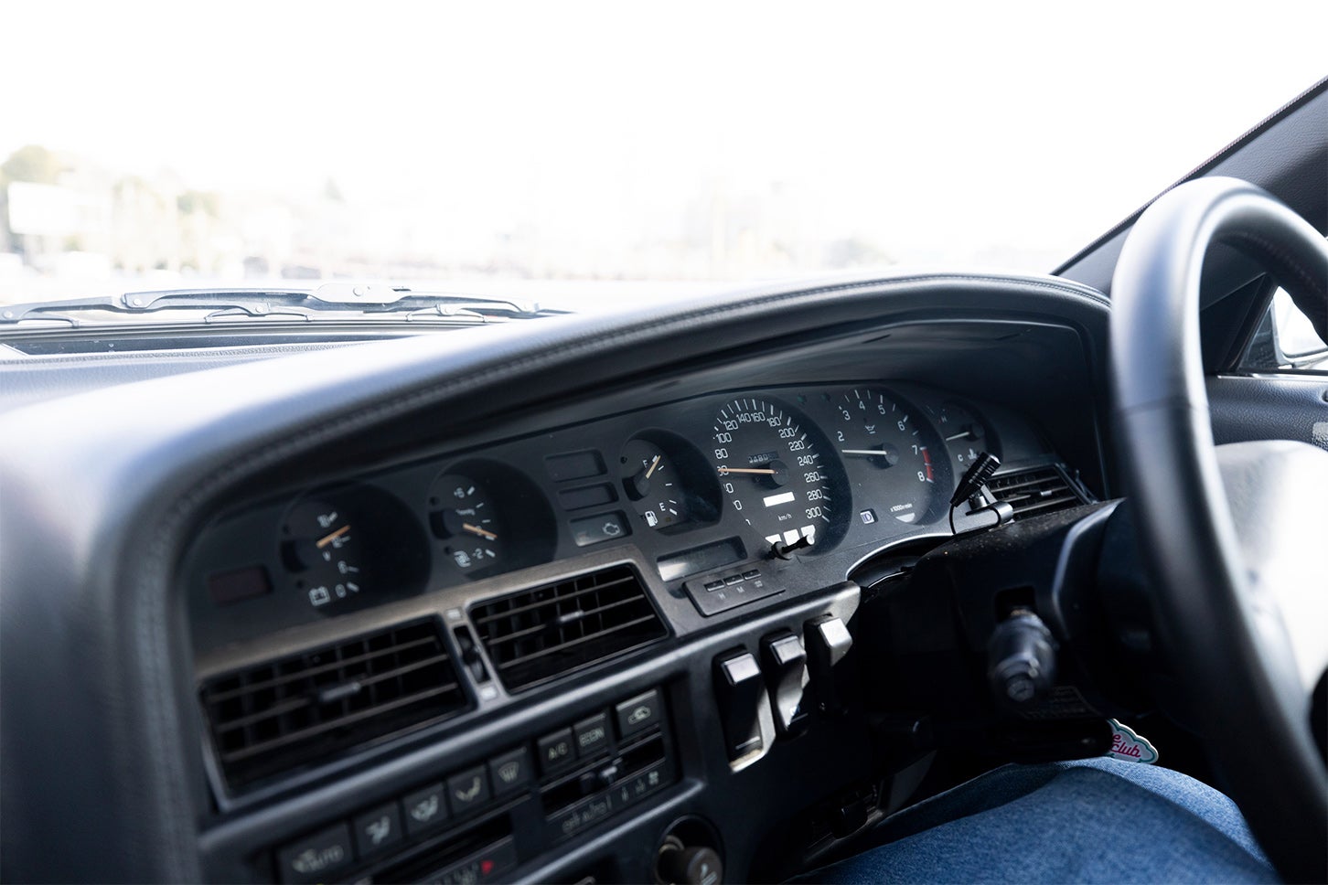 アナログの計器類が並ぶメーターパネルに囲まれると、「よし、走るぞ！」と背中を押されるような感覚があります。ドライバーが見やすいよう角度がつけられている点も、ポイントが高いです。