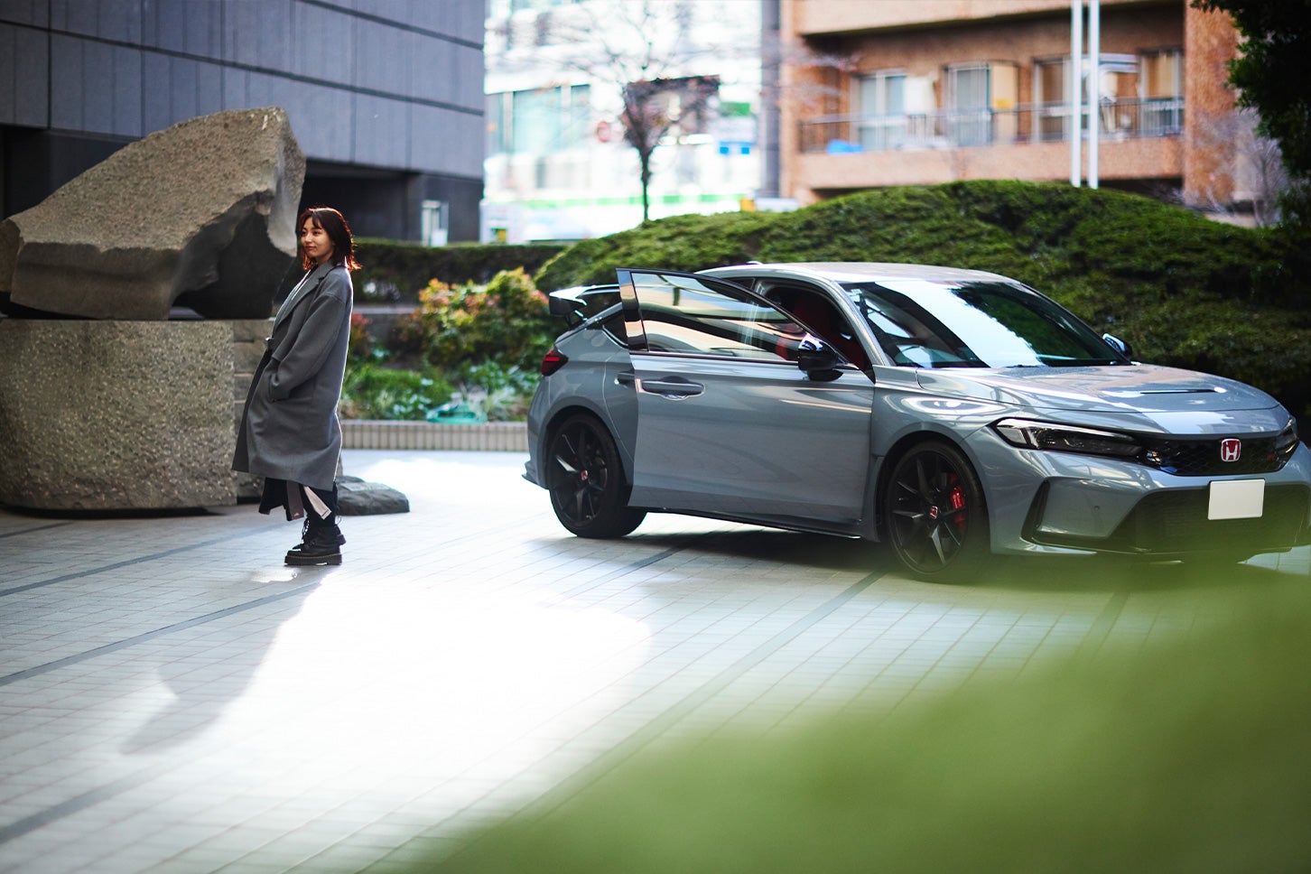 ホンダ・シビック タイプRと、オーナーのカナイメグさん