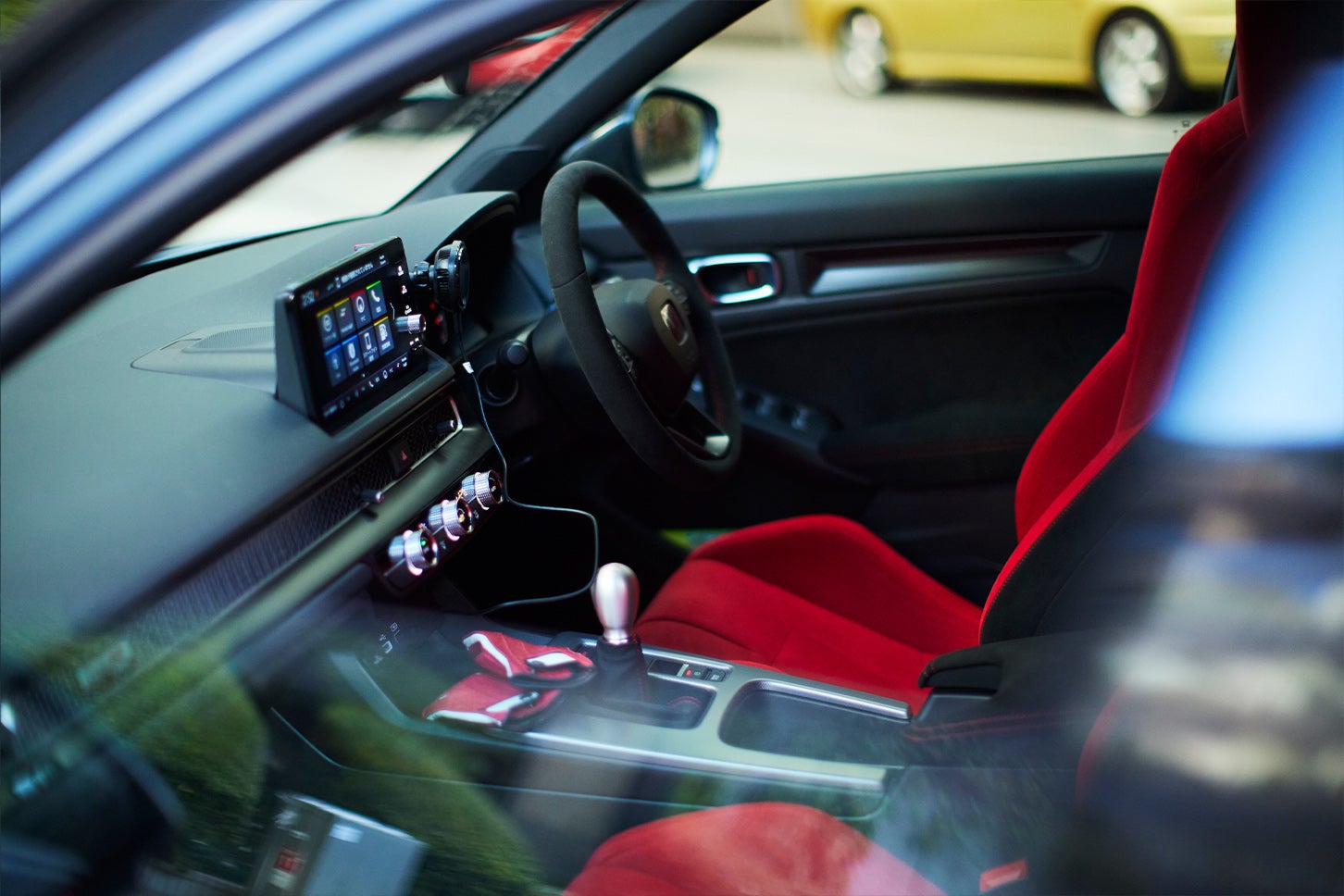 インテリアやエンブレムの赤い差し色がステキ。メグさんはこれだけで白米が食べれちゃうのだとか（笑）