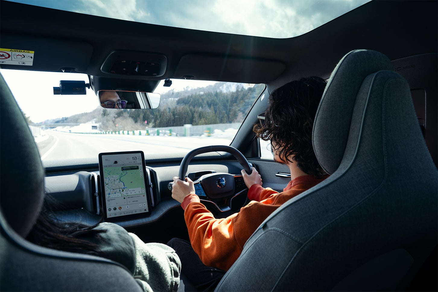 めちゃめちゃ広いパノラマガラスルーフのおかげで、開放感がハンパじゃない！ お肌にやさしい紫外線カット率99％も助かる。