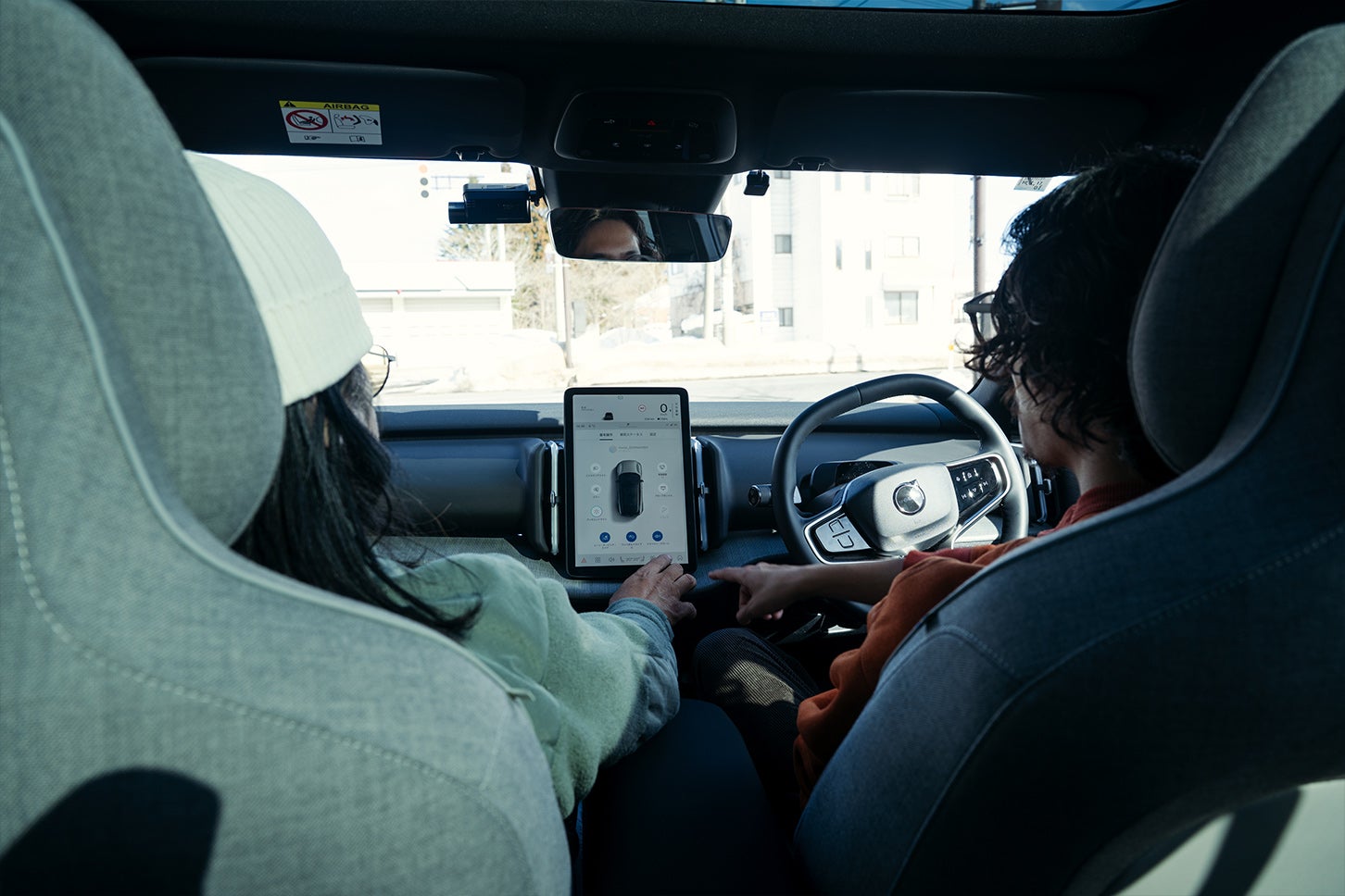 縦置き12.3インチのセンターディスプレイは、タブレット端末のように直感的に扱えて良い感じ。Google搭載が何よりもうれしい。