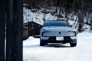 ボディカラー「ヴェイパーグレー」は街中にもアウトドアシーンにも馴染む良い色味。