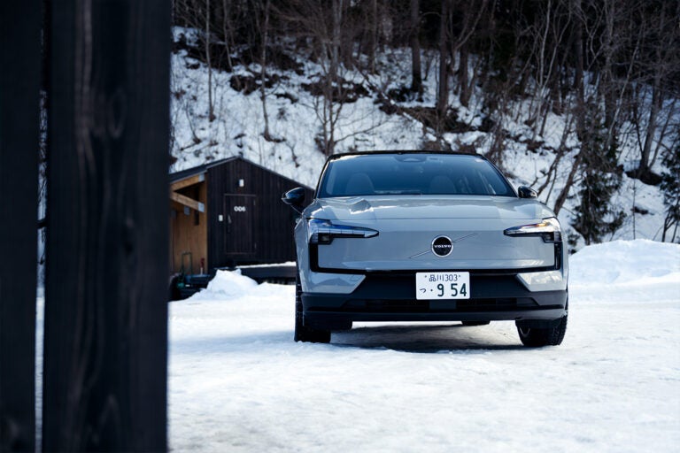 ボディカラー「ヴェイパーグレー」は街中にもアウトドアシーンにも馴染む良い色味。