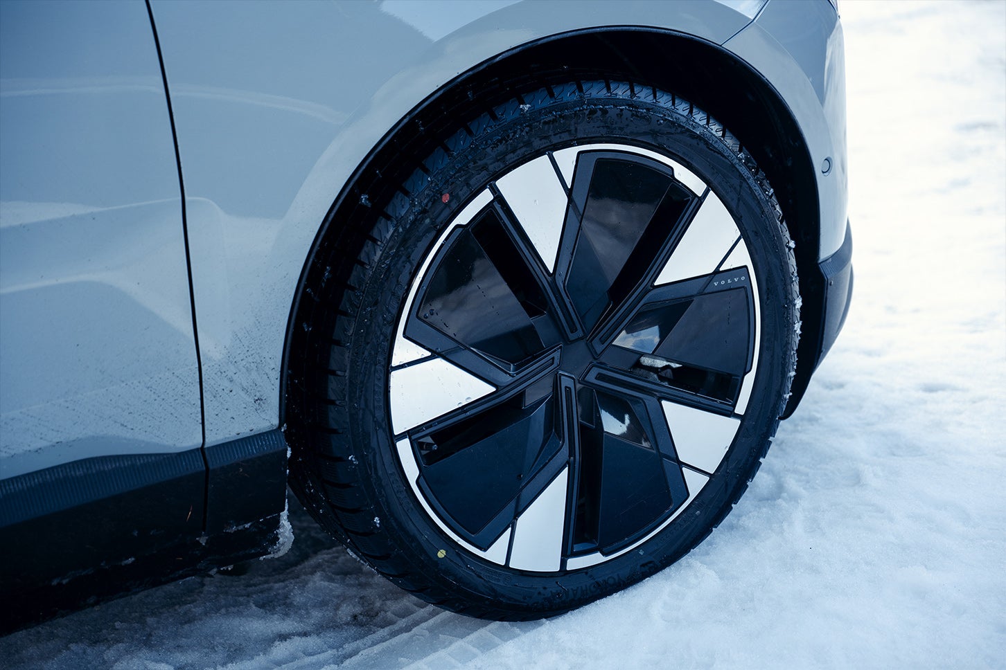 ホイールボルトを見せない構造にすることで、まるで芸術品のように見えるアルミホイール。