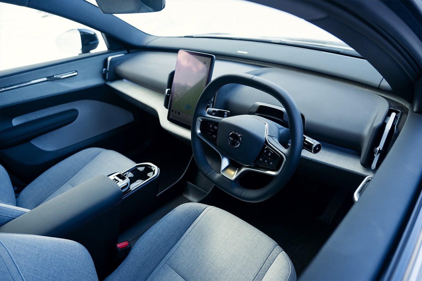 シンプルさを追求した空間設計のおかげで、インテリアはかなりスッキリした印象。それでいてディテールに目を向けると意匠や演出にはこだわりが感じられる。