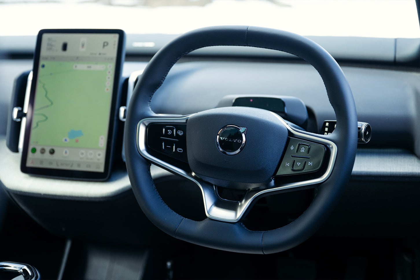 スポーティなスクエア形状のステアリングホイールには高級感のある合成素材が使用されている。