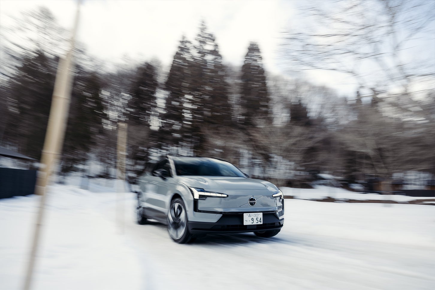 スウェーデン北部の氷上で試乗ツアーを開催したくらいだから、EX30で雪上走行は楽勝なんです。