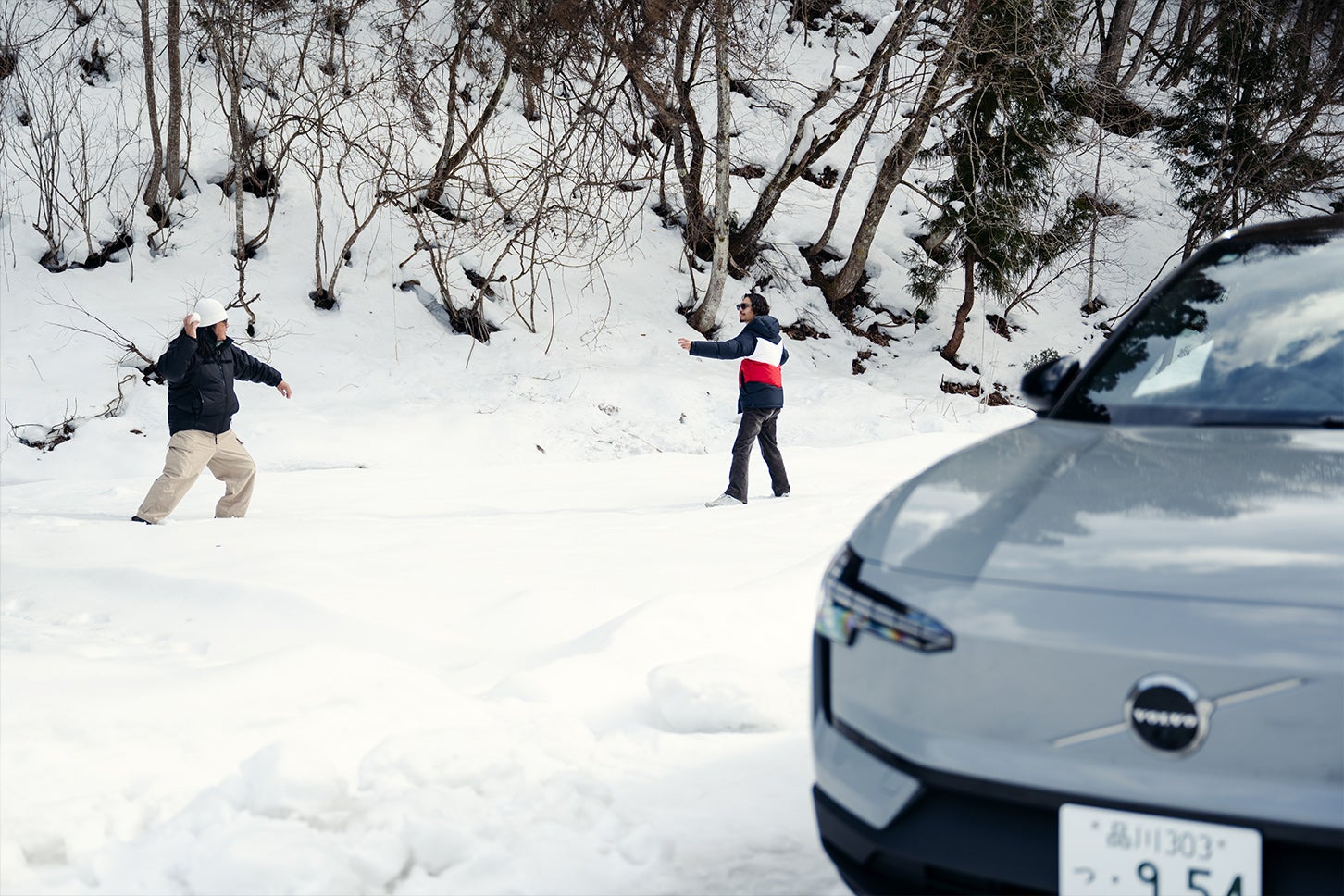 撮影中にもかかわらず、雪合戦に興じるモジャモジャコンビ。