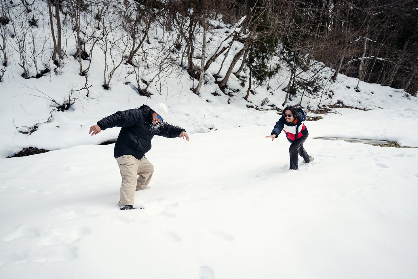 後藤「嶋田さん、ドリャー！」 嶋田「痛って！やりやがったな！」