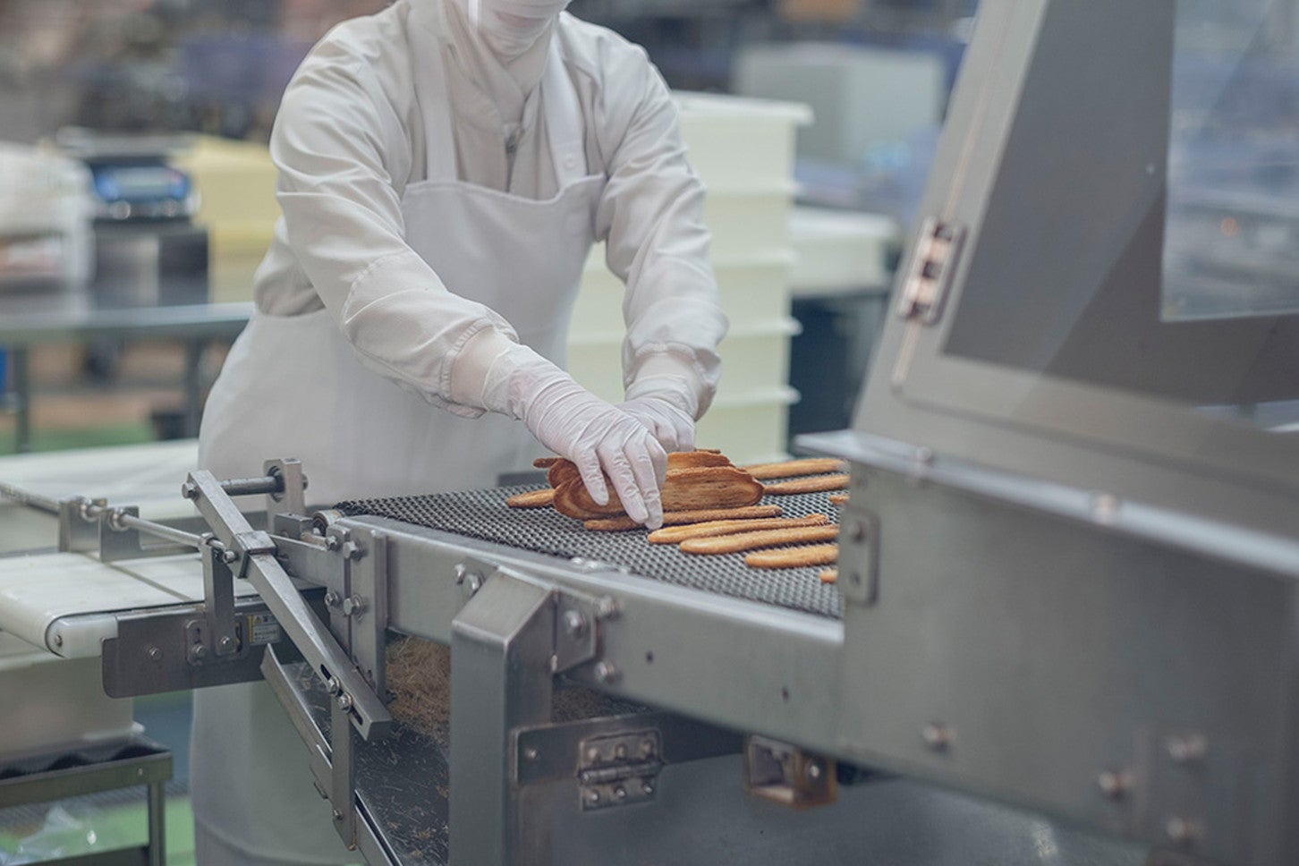 うなぎパイの製造工程では、機械による部分と職人の手による作業の双方を見ることができる