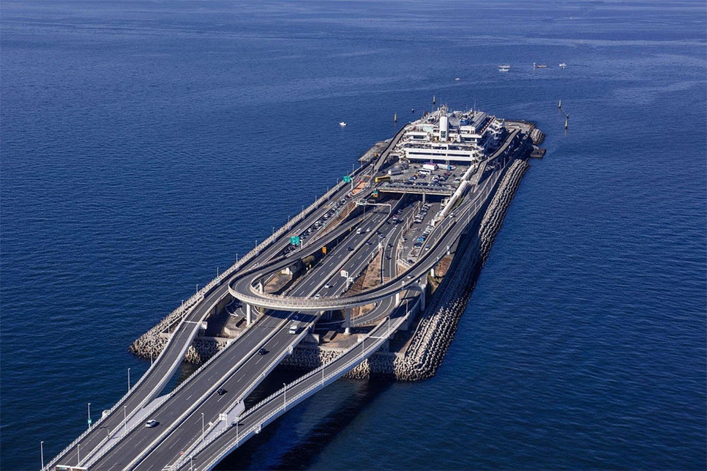 海ほたるパーキングエリアの全景（写真提供：NEXCO東日本）