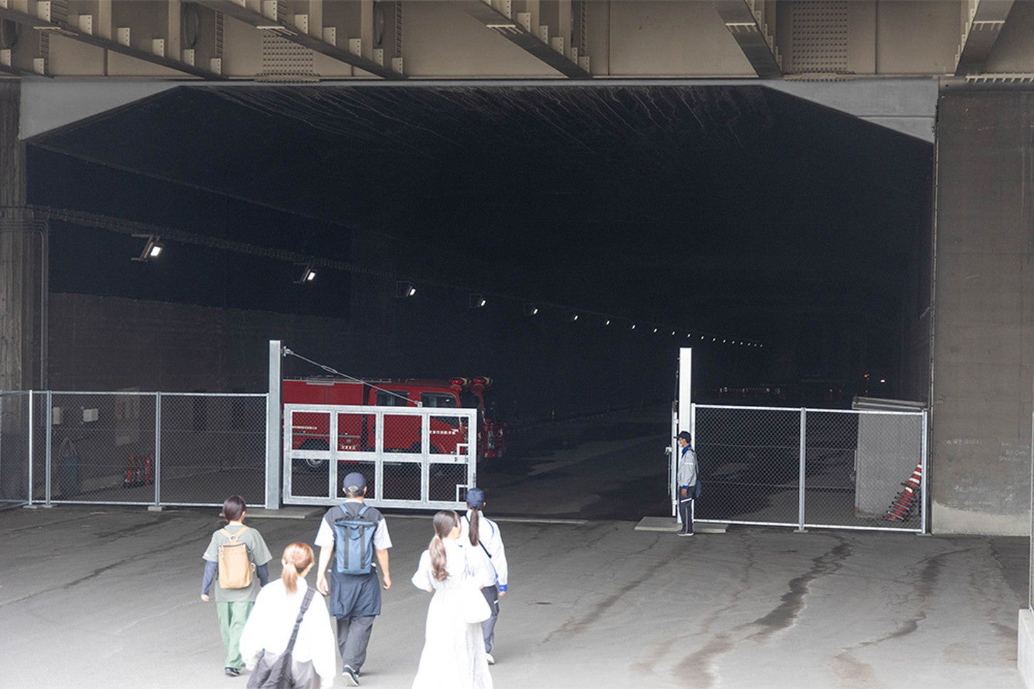 アクアライン海底トンネルの入り口から徒歩で入っていく