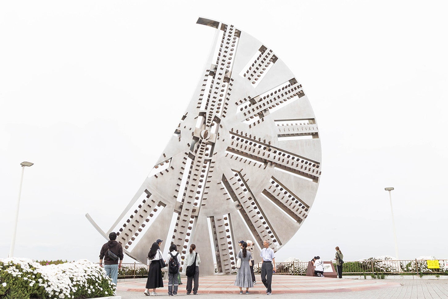 そびえ立つ巨大なカッターのモニュメント