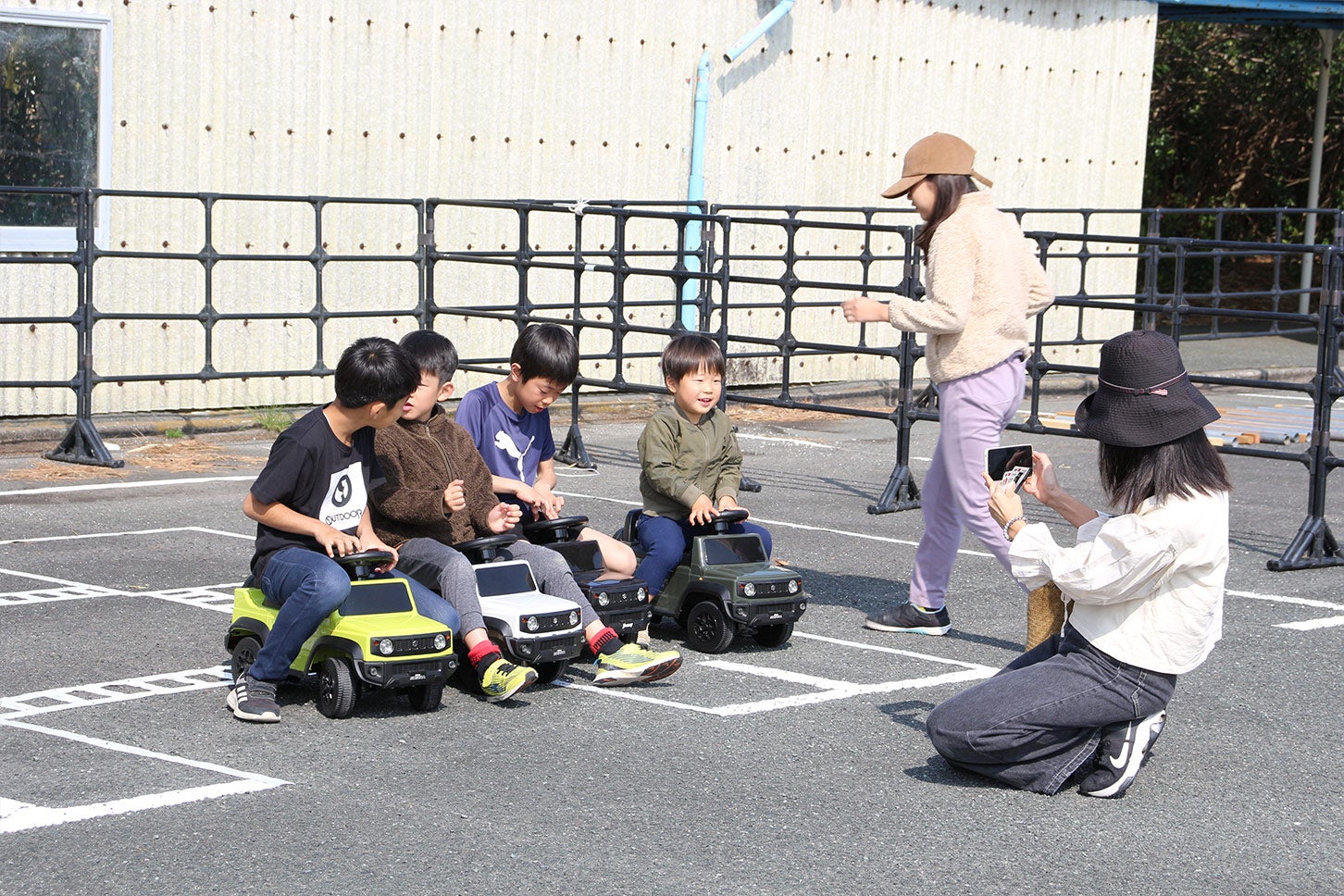 ミニジムニーに跨る子どもたち