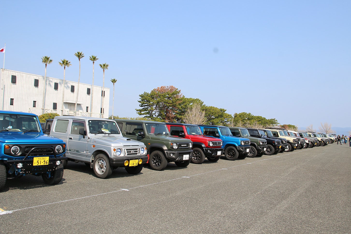 駐車場に並んでいたジムニー
