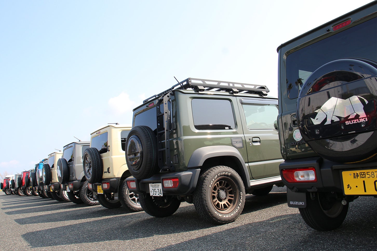 駐車場に並んでいたジムニー